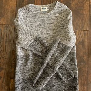 Old Navy black and white crew neck